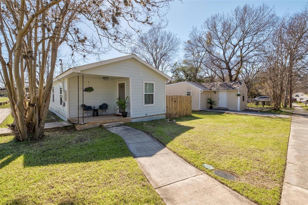 823 W Martin Luther King Dr, San Marcos, TX 78666 - photo 1