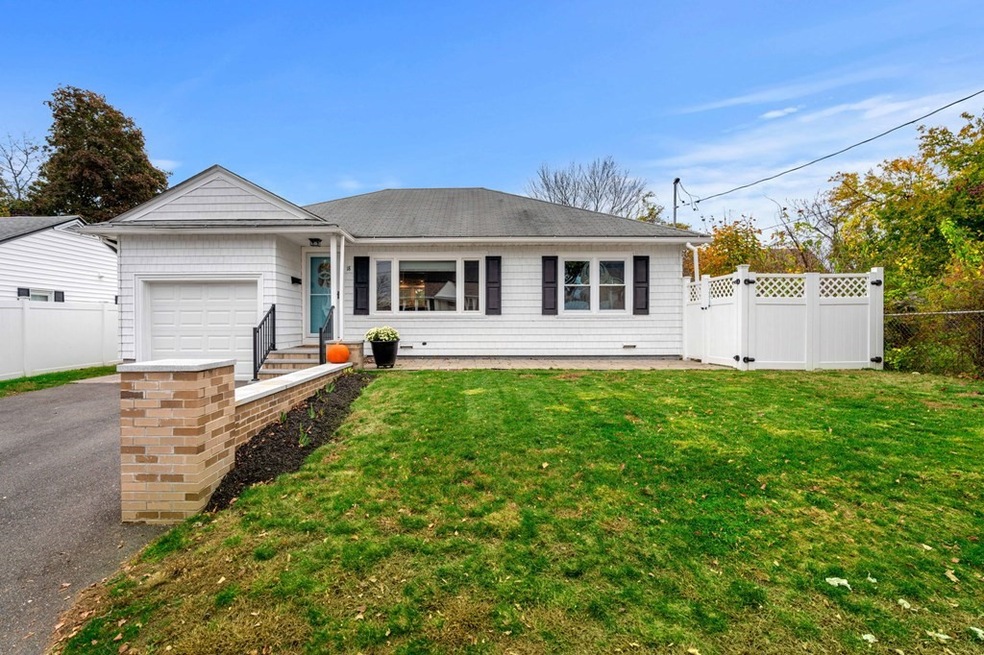 18 Weisner Pkwy, Methuen, MA 01844 - photo 1