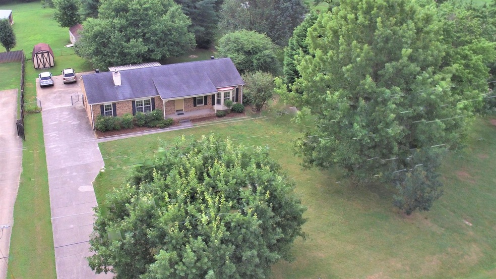 Huge yard with Trees!!