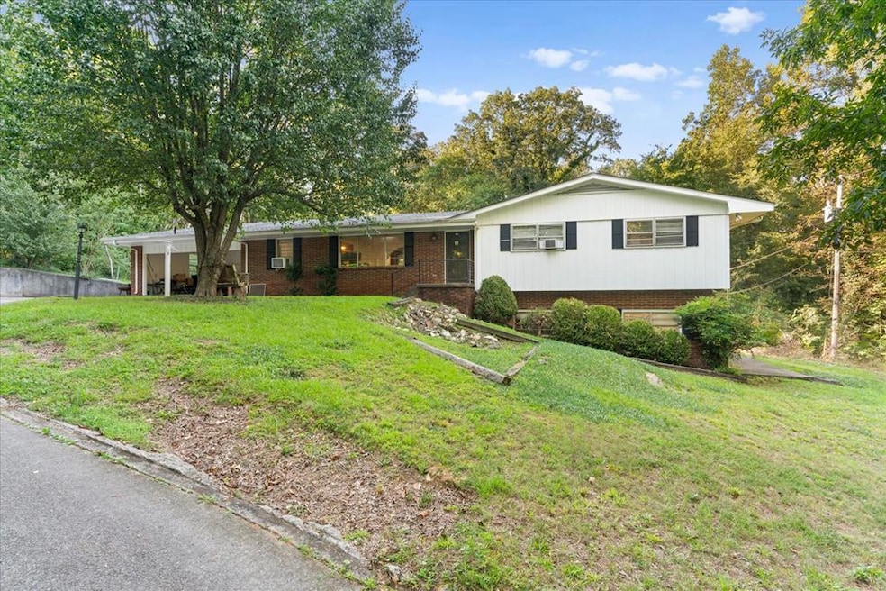 512 Dalewood Dr, Dalton, GA 30720 - photo 1