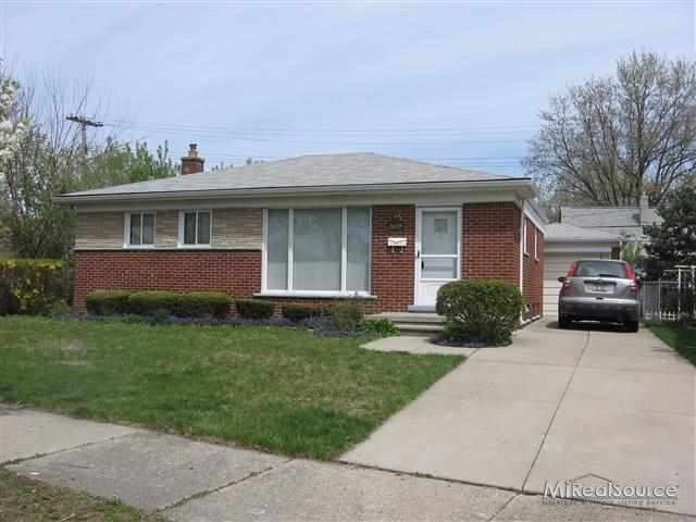 26105 La Salle Ct, Roseville, MI 48066 - photo 1