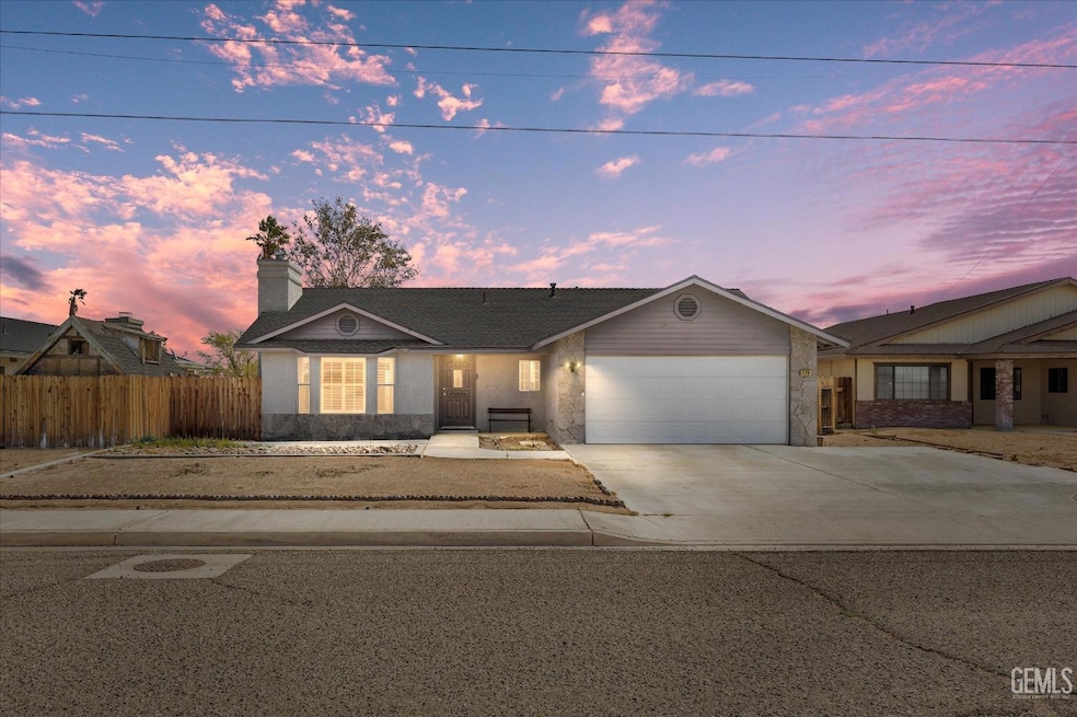 320 N Kern St, Ridgecrest, CA 93555 - photo 1