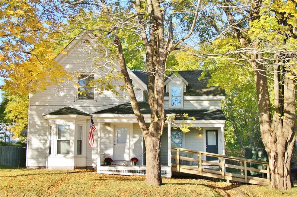 Lovely Rockland home close to town...