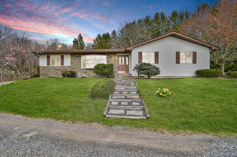 137 Warner Dr, Saylorsburg, PA 18353 - photo 1