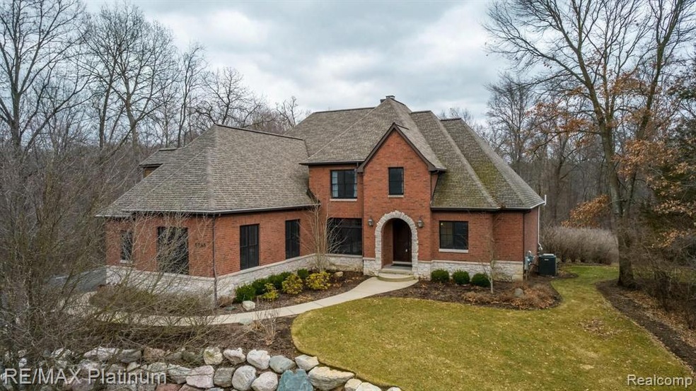 5850 Nottingham Point, Brighton, MI-1.jpg-SMALL