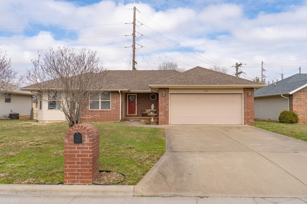 919 W Wesley Rd, Nixa, MO 65714 - photo 1