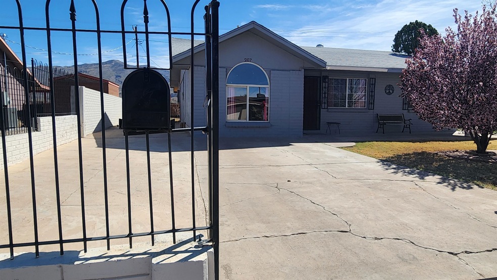 207 Plainview Dr, Alamogordo, NM 88310 - photo 1