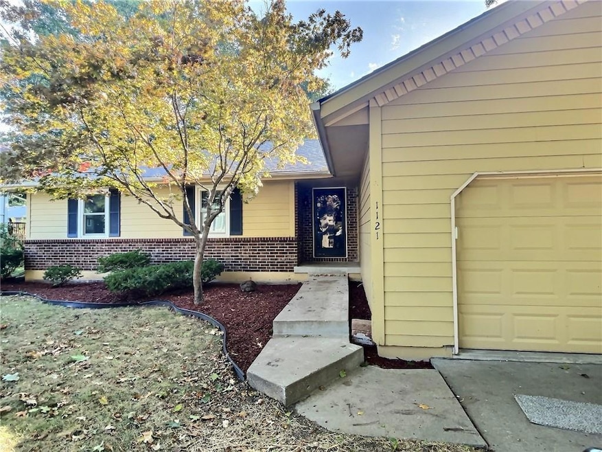 1121 NE Ridgeview Dr, Lees Summit, MO 64086 - photo 1