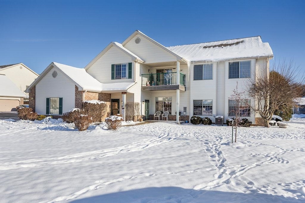 146 Pheasant Run unit C, Johnson Creek, WI 53038 - photo 1