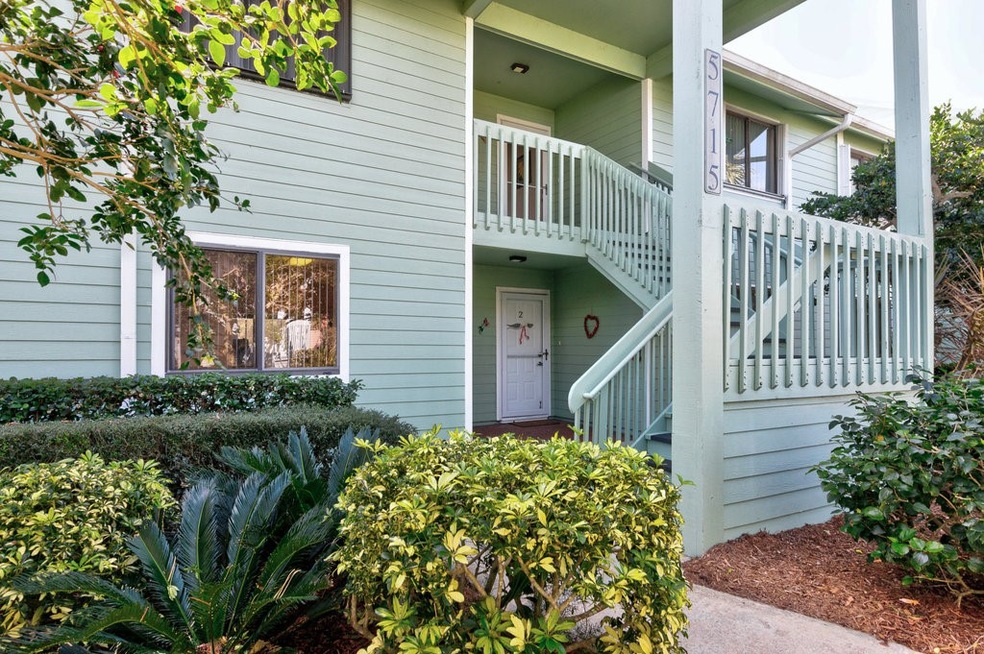 5715 Pelican Pointe Dr