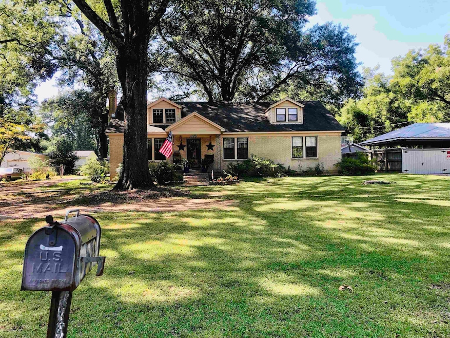 View of front of house featuring a front lawn