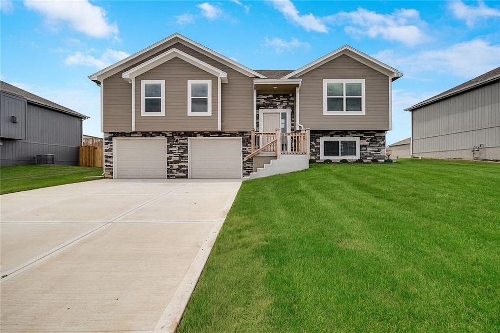 606 Foxglove Ln, Raymore, MO 64083 - photo 1