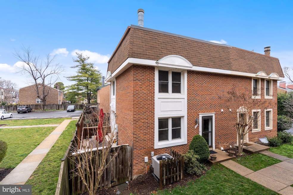 1312 Chetworth Ct, Alexandria, VA 22314 - photo 1