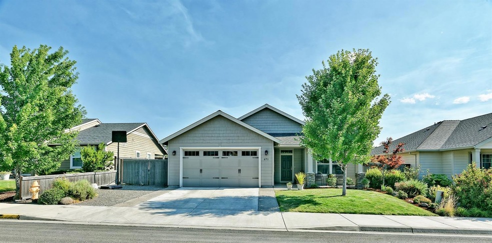 671 Nottingham Terrace, Eagle Point, OR 97524 - photo 1