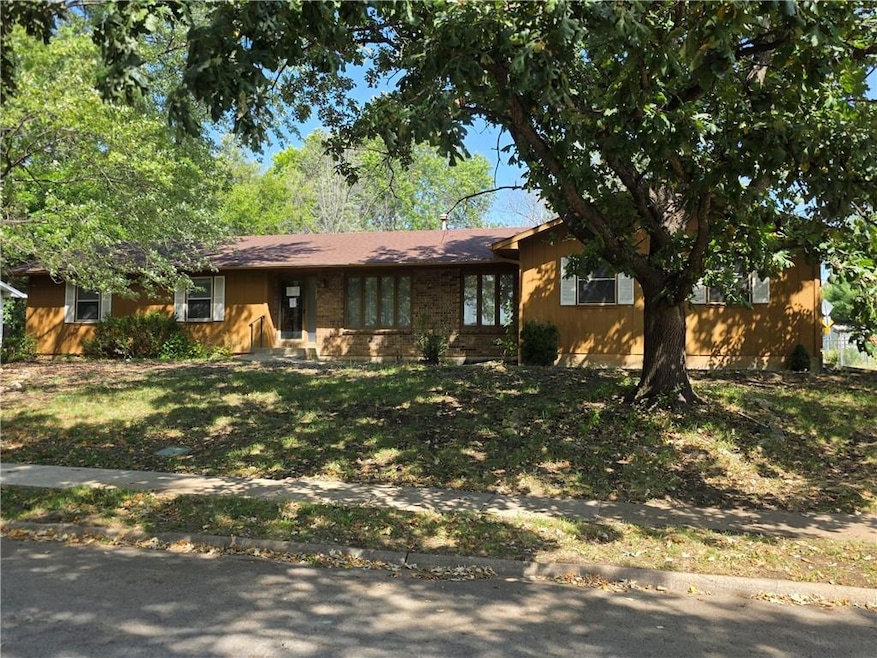 2600 Oxford Rd, Lawrence, KS 66049 - photo 1