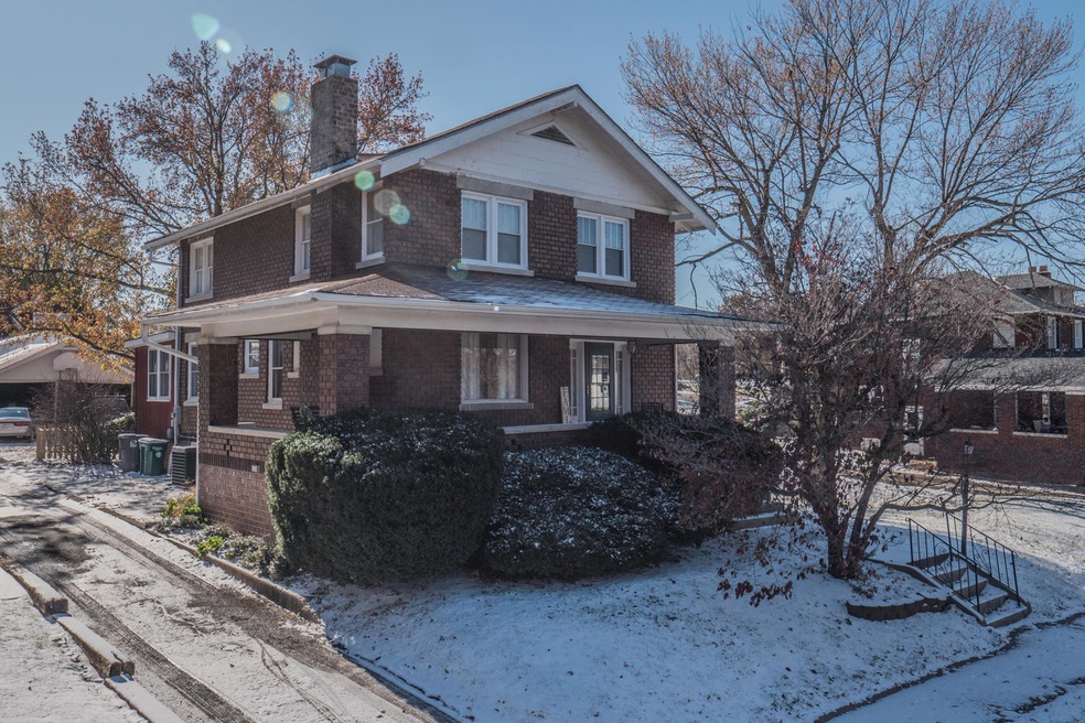 1010 W Rollins St Moberly MO-large-043-0