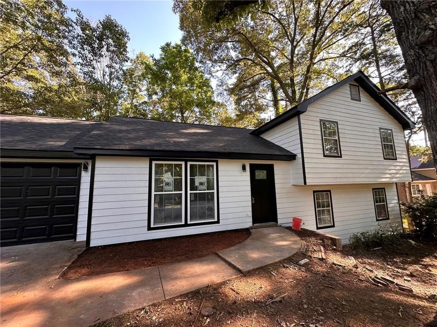 Tri-level home with a garage and a front yard