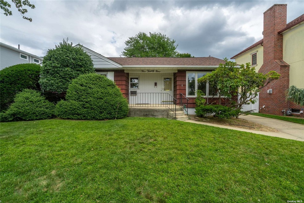 529 Hewlett St, Franklin Square, NY 11010 - photo 1