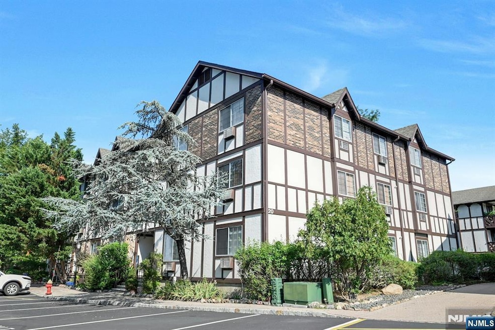 2011 Hawthorne Ln unit 2011, Mahwah, NJ 07430 - photo 1