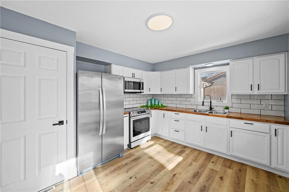 2815 E 27th St, Des Moines, IA 50317 - photo 1