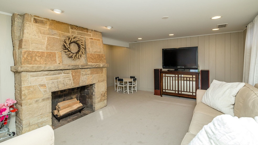 281 S Lawndale Ave, Elmhurst, IL 60126 - photo 1