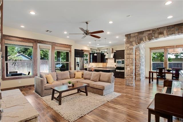 Open floor plan with spacious living area. Even en