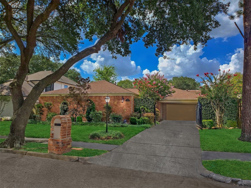 10310 Briar River Dr, Houston, TX 77042 - photo 1