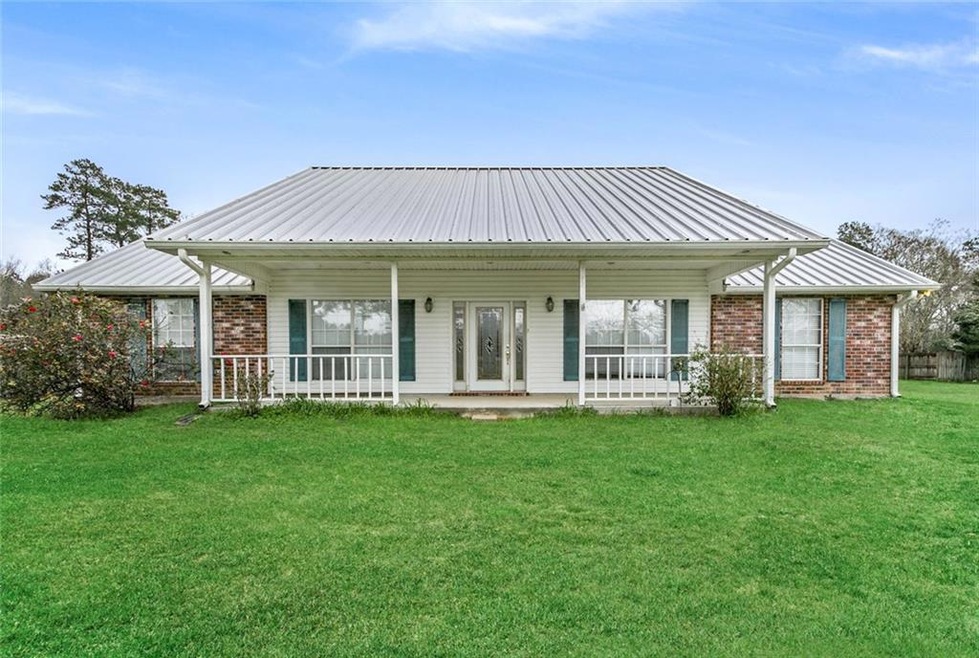 CHARMING ACADIAN with METAL ROOF AND SPACIOUS COVE