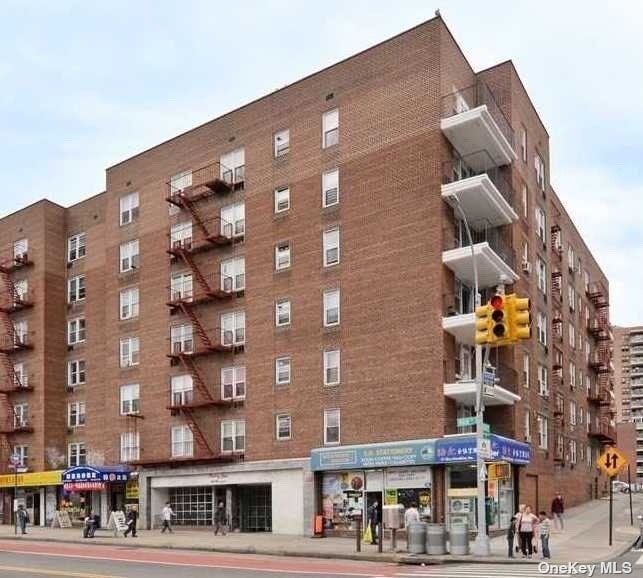 42-95 Main St unit 5F, Flushing, NY 11355 - photo 1