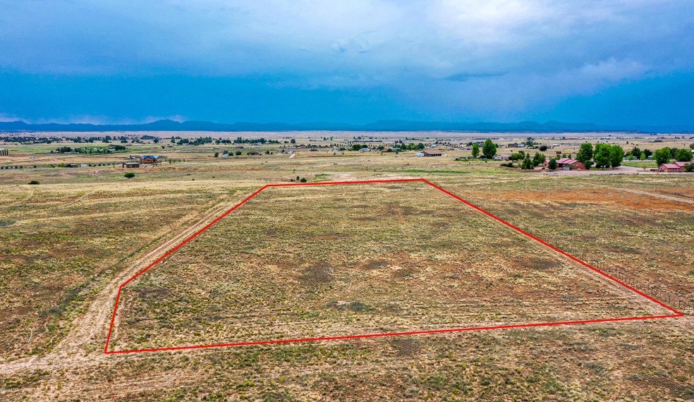 000 N Vineyard, Paulden, AZ 86334 - photo 1