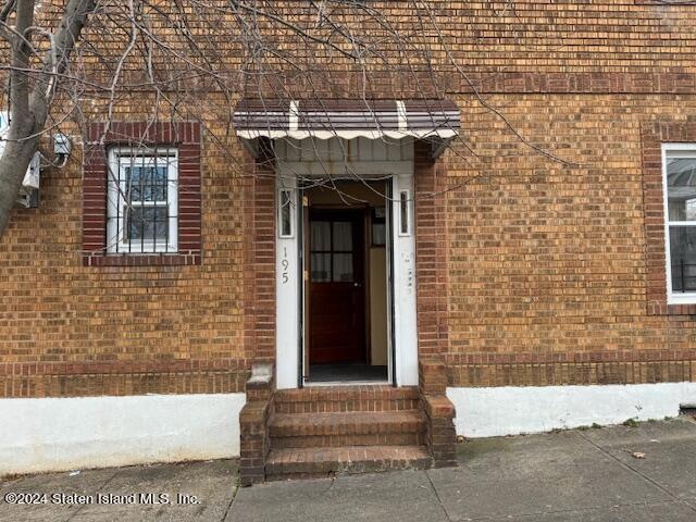 195 Cedar Ave unit 2 B, Staten Island, NY 10305 - photo 1