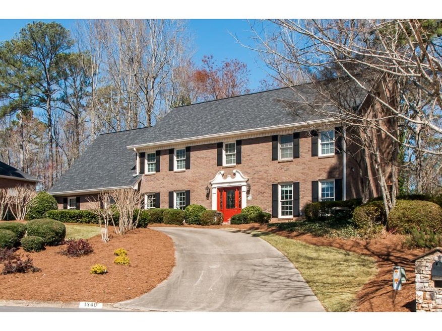 Beautiful, Traditional Brookfield CC Home w/ Circu