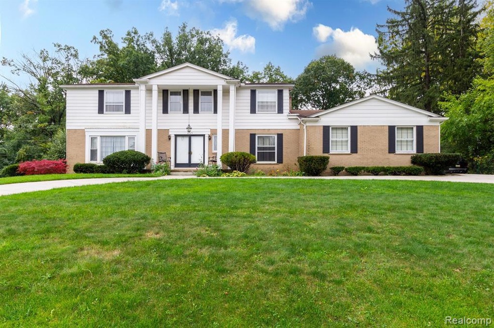 3225 Hartslock Woods Dr, West Bloomfield, MI 48322 - photo 1