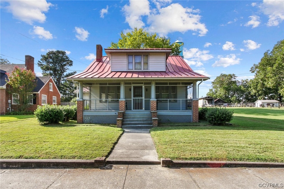 Craftsman stiyle with a screened porch and a front