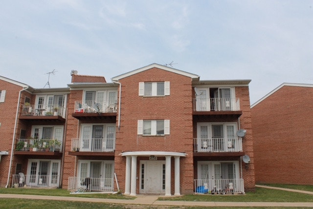 4150 Williamsburg Ct unit 302, Glenview, IL 60025 - photo 1