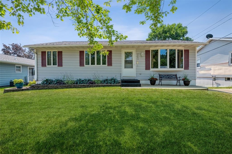 2905 Iris Ave NW, Cedar Rapids, IA 52405 - photo 1