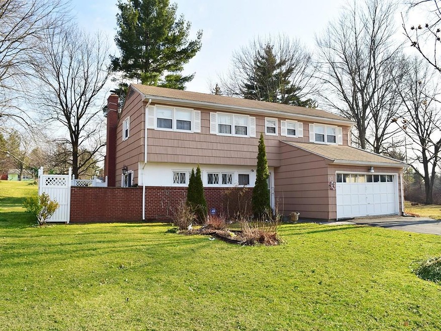 37 Banbury Ln, Bloomfield, CT 06002 - photo 1