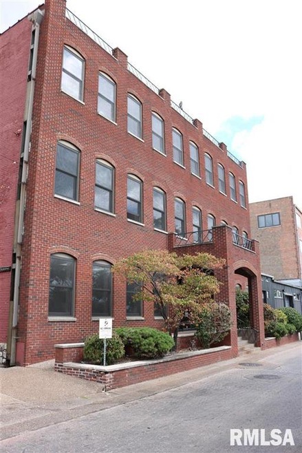 220 Emerson Place unit 201, Davenport, IA 52801 - photo 1