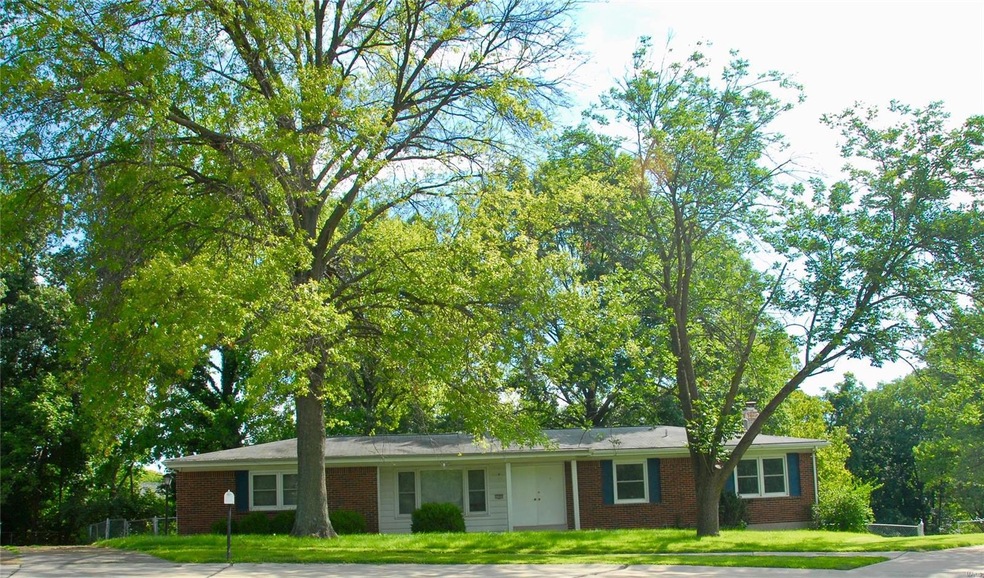 Great Lindbergh location on a huge lot!