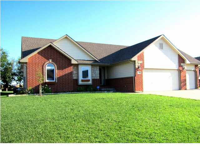 Spacious 4 BR ranch, 3 car garage, keyless garage 