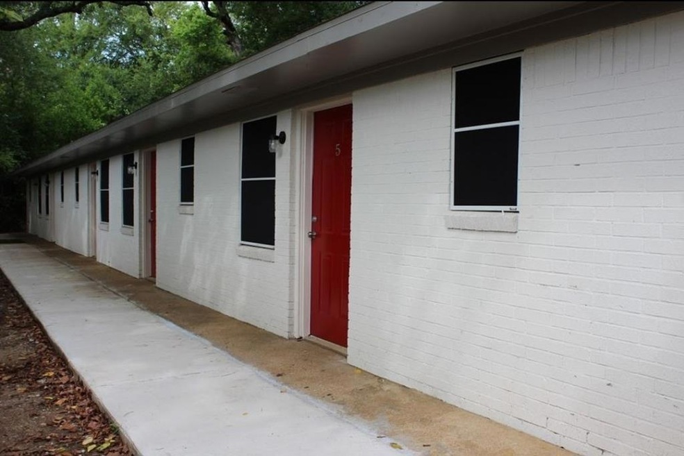 1213 E Main St, Nacogdoches, TX 75961 - photo 1