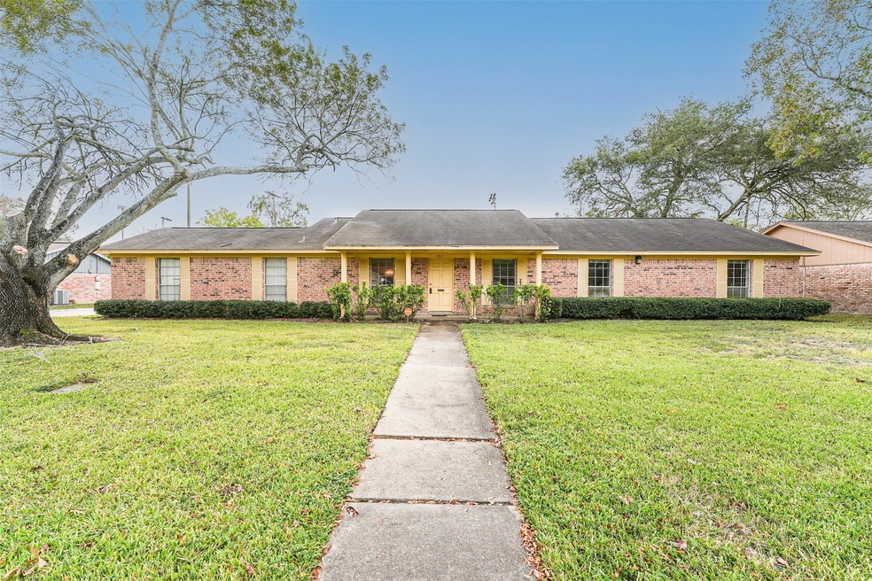 1517 Alta Vista Dr, Alvin, TX 77511 - photo 1