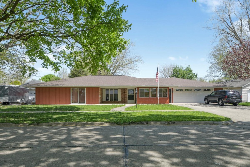 204 E Ensey St, Tuscola, IL 61953 - photo 1