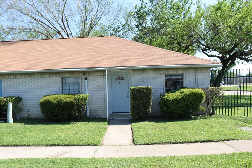 1 Casa Grande Dr unit 1, Houston, TX 77060 - photo 1
