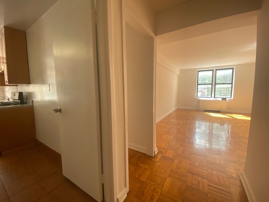 23-35 Broadway unit 2 D, Astoria, NY 11106 - photo 1
