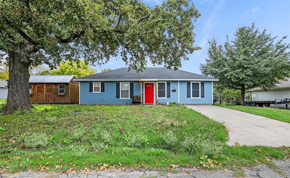 312 Smith St, Bonham, TX 75418 - photo 1