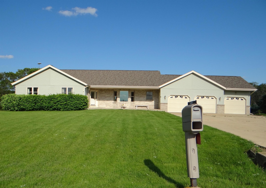 W2821 Pine Ridge Ct, Belleville, WI 53508 - photo 1