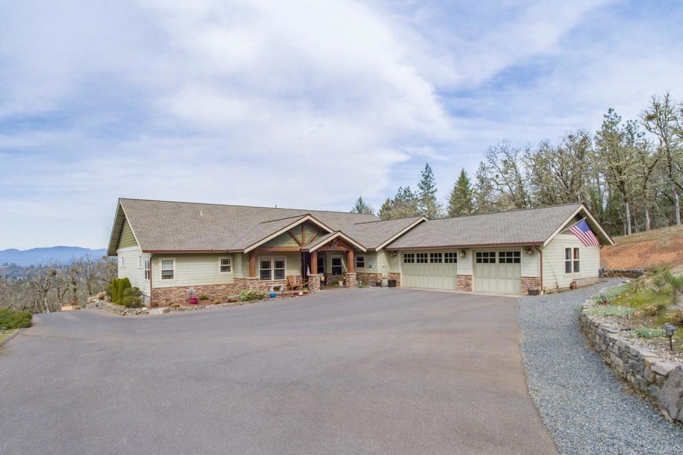 221 Harpazo Ln, Grants Pass, OR 97527 - photo 1