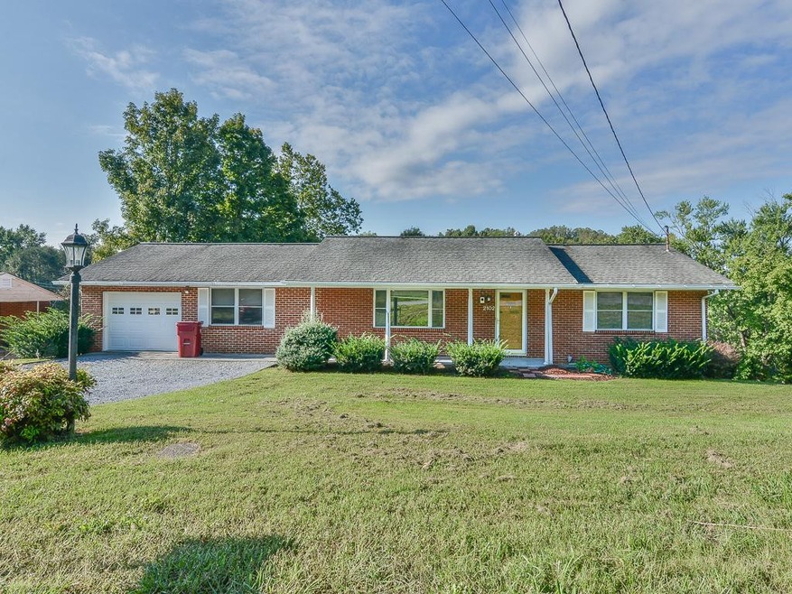 2102 Edgehill Cir, Johnson City, TN 37601 - photo 1