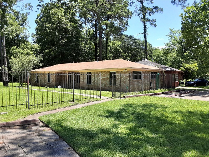 Rod Iron Fenced back yard !Extra parking spaces for up to 12 vehicles!